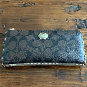 Coach L-zip wallet